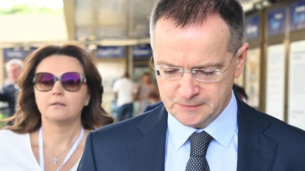 Глава российской делегации, помощник президента РФ Владимир Мединский покидает гостиницу (2 июня 2025). Стамбул - Sputnik Армения