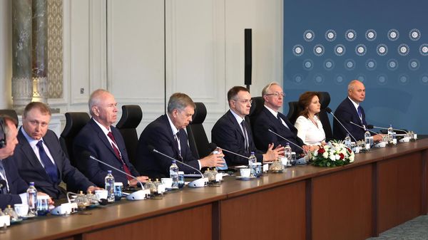 Российская делегация во время второго раунда переговоров России и Украины (2 июня 2025). Стамбул - Sputnik Армения