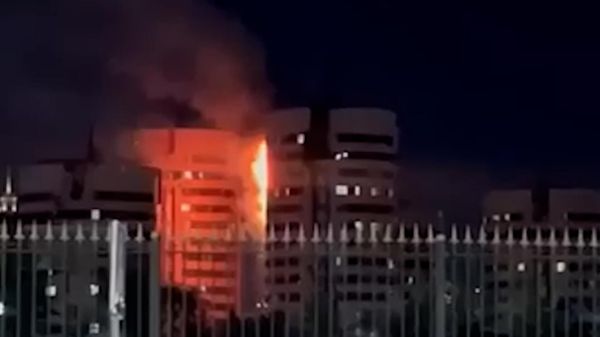 Более ста человек спаслись во время сильного пожара в жилом комплексе в Астане - Sputnik Армения