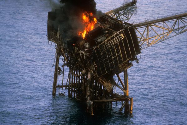 Հրդեհ «Piper Alpha» նավթային հարթակում1988 թվականի հուլիսի 6-ին Մեծ Բրիտանիայի ափերի մոտ գործող ամերիկյան նավթային հարթակում բռնկված հրդեհի հետևանքով մահացել է 167 մարդ։ - Sputnik Արմենիա