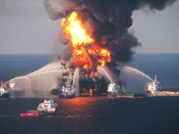«Deepwater Horizon» նավթային հարթակի պայթյունՄեքսիկական ծոցում 2010 թվականի ապրիլի 20-ին Մեքսիկական ծոցի տարածքի մոտ 5%-ը (75 հազար քառ. կմ) վթարի հետևանքով ծածկվել է նավթով, մահացել է 13 մարդ: Ծով է լցվել 5 մլն բարել նավթ, աղտոտվել է 1770 կմ երկարությամբ ափագիծ։ - Sputnik Արմենիա