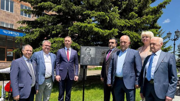 Церемония открытия мемориальной доски адмиралу, основателю Новороссийска, герою русско-турецкой войны Лазарю Серебрякову (5 июня 2025). Гавар - Sputnik Армения