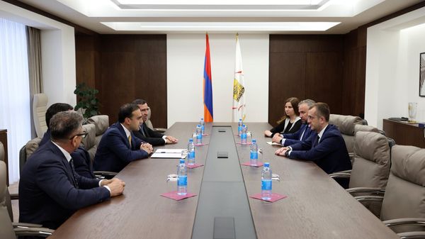 Բորիս Պիատրովսկու գլխավորած պատվիրակությունը Երևանի քաղաքապետարանում - Sputnik Արմենիա