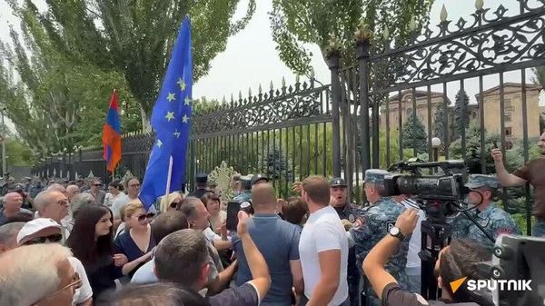 Перепалка между пророссийскими и прозападными участниками акции у здания парламента Армении - Sputnik Արմենիա