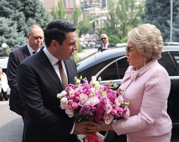 ՀՀ ԱԺ նախագահ Ալեն Սիմոնյանը ծաղիկներ է նվիրում - Sputnik Արմենիա