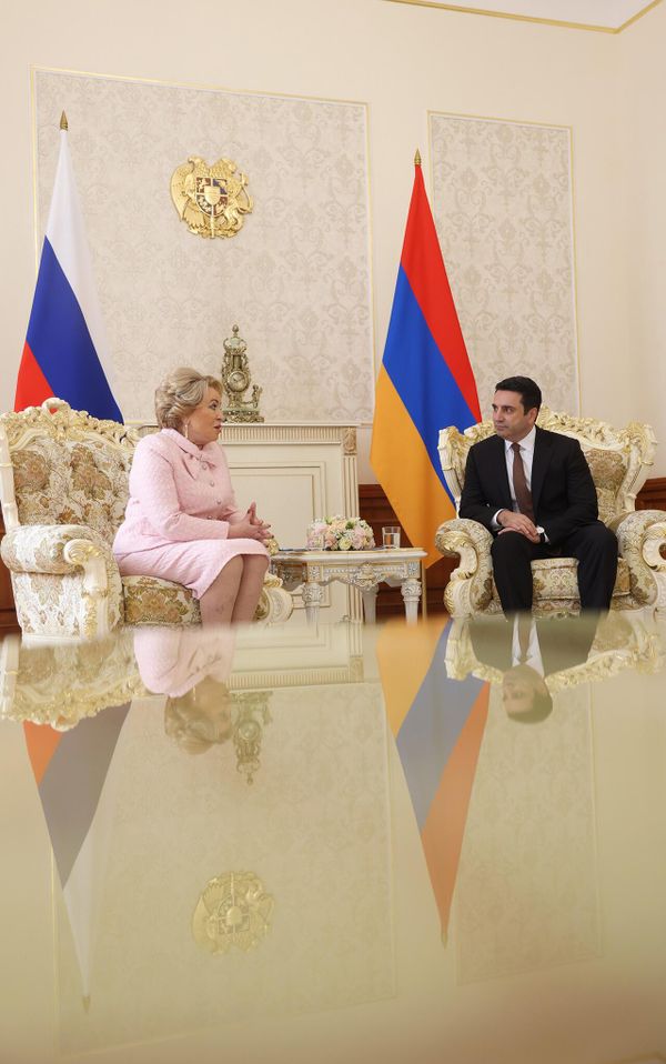 ՀՀ ԱԺ նախագահ Ալեն Սիմոնյանի առանձնազրույցը ՌԴ Դաշնային խորհրդի նախագահ Վալենտինա Մատվիենկոյի հետ - Sputnik Արմենիա