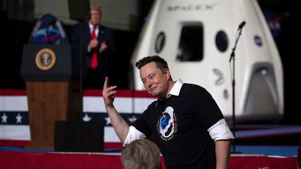 Президент США Дональд Трамп поздравляет основателя SpaceX Илона Маска с успешным запуском ракеты Falcon 9 с пилотируемым космическим кораблем Crew Dragon в Космическом центре Кеннеди (30 мая 2020). Флорида - Sputnik Армения
