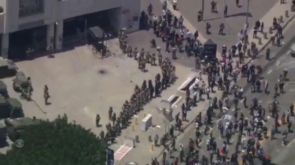 Двое полицейских ранены в ходе протестов против миграционной политики Трампа в Лос-Анджелесе - Sputnik Армения