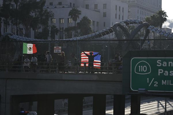 Люди с флагами США и Мексики во время акции протеста против иммиграционной политики администрации Трампа (8 июня 2025). Лос-Анджелес - Sputnik Армения