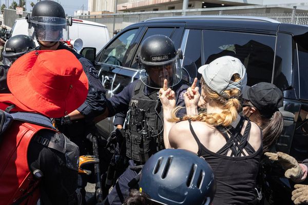 Столкновения протестующих и полиции во время акции протеста против иммиграционной политики администрации Трампа (8 июня 2025). Лос-Анджелес - Sputnik Армения