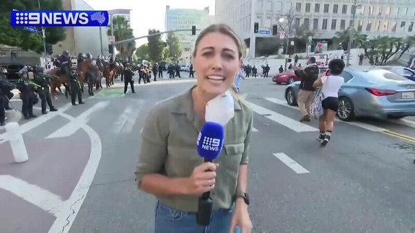 Полицейский выстрелил резиновой пулей в журналистку из Австралии во время ее эфира с протестов в Лос-Анджелесе - Sputnik Армения