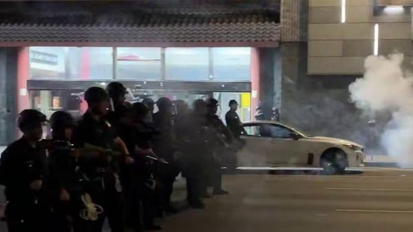 Протестующие в Лос-Анджелесе против миграционной политики Белого дома кидают в полицию фейерверки, в ответ летят резиновые пули - Sputnik Армения