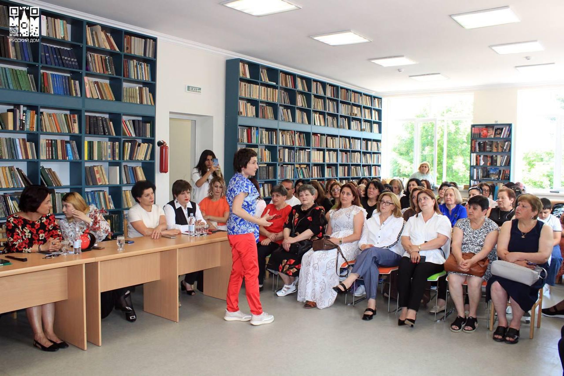 Дом русского зарубежья подарил Степанаванской городской библиотеке 300 новых книг - Sputnik Армения, 1920, 10.06.2025