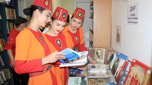 Дом русского зарубежья подарил Степанаванской городской библиотеке 300 новых книг - Sputnik Армения