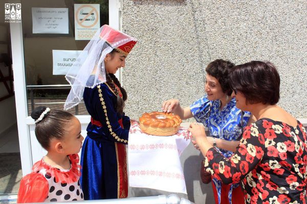 «Ռուսական արտերկրի տուն» կազմակերպությունը 300 գիրք է նվիրել Ստեփանավանի գրադարանին - Sputnik Արմենիա