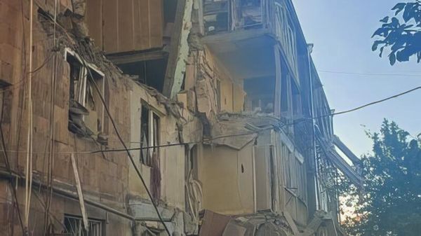 Последствия взрыва в жилом здании в Чамбараке (11 июня 2025). Гегаркуник - Sputnik Армения