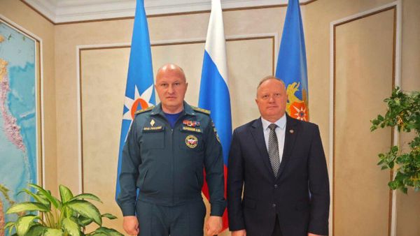Глава МЧС России Александр Куренков провел рабочую встречу с директором Российско-Армянского центра гуманитарного реагирования Алексеем Бутырским (11 июня 2025). Москвa - Sputnik Армения