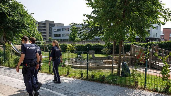 Полицейские рядом с местом стрельбы в школе в Граце (10 июня 2025). Австрия - Sputnik Армения