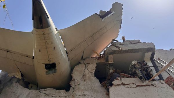 Спасатели на месте крушения самолета на северо-западе Индии (12 июня 2025). Ахмадабад - Sputnik Армения