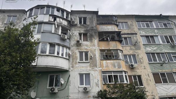 Пострадавший от беспилотника ВСУ многоквартирный дом в посёлке Борисовка Борисовского района Белгородской области - Sputnik Армения