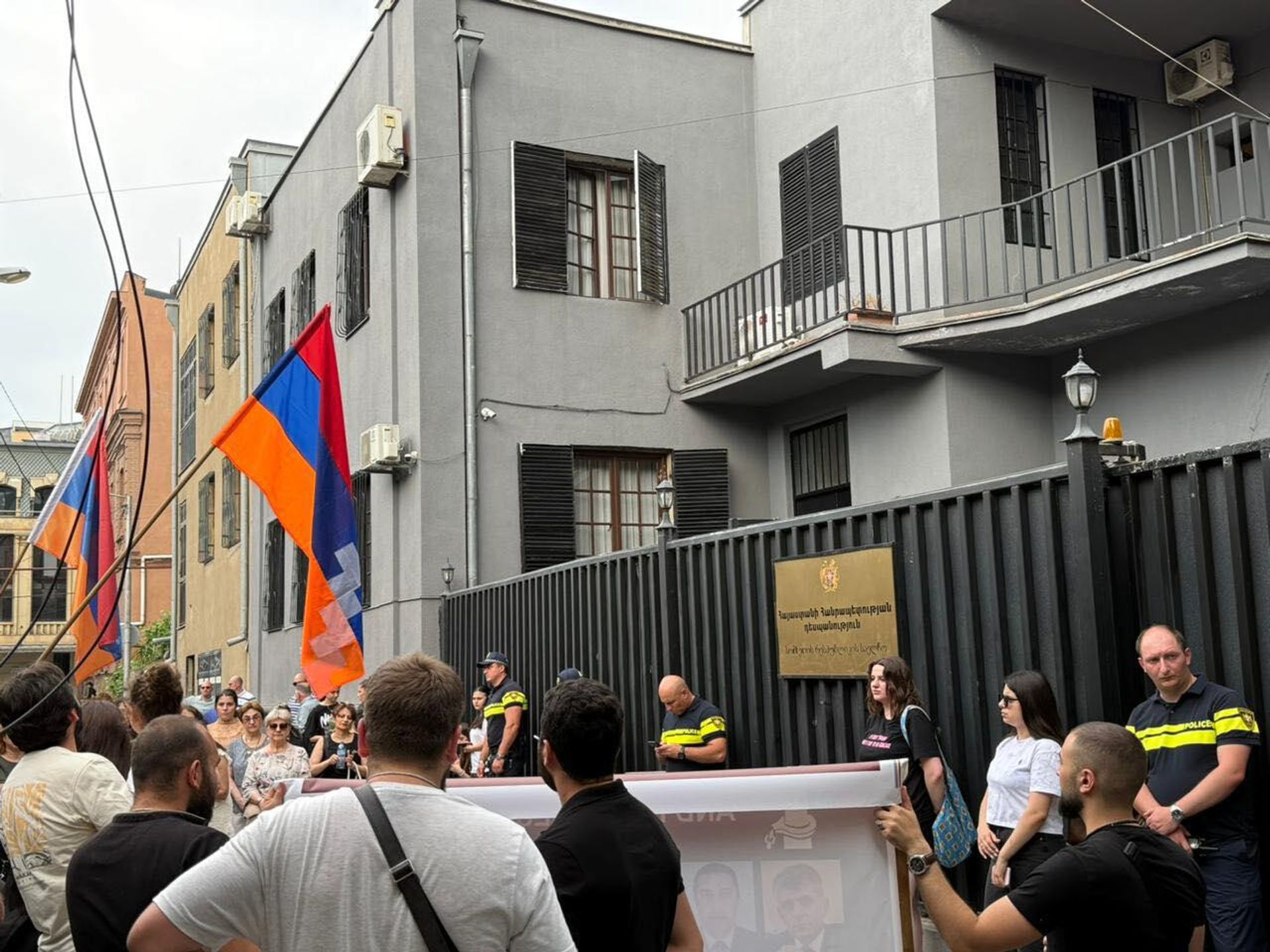 Акция протеста армянской общины Грузии под лозунгом Держись подальше от Армянской Апостольской Церкви у посольства Армении (12 июня 2025). Тбилиси - Sputnik Армения, 1920, 12.06.2025
