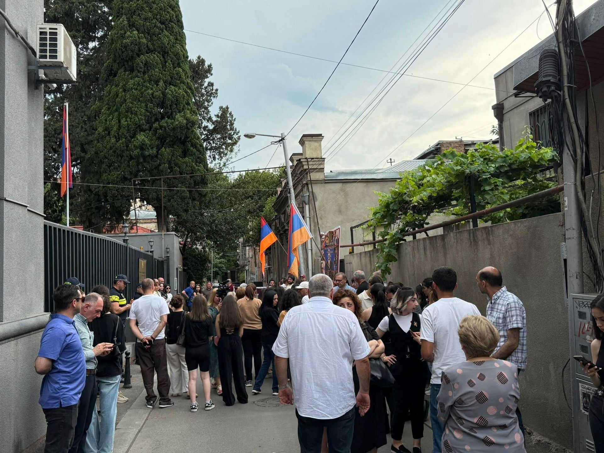 Акция протеста армянской общины Грузии под лозунгом Держись подальше от Армянской Апостольской Церкви у посольства Армении (12 июня 2025). Тбилиси - Sputnik Армения, 1920, 12.06.2025
