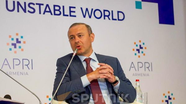 Секретарь Совета безопасности Армен Григорян на форуме APRI (13 июня 2025). Еревaн - Sputnik Армения