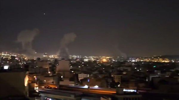 Дым над Тегераном, предположительно после бомбежек со стороны Израиля (13 июня 2025). Иран - Sputnik Армения