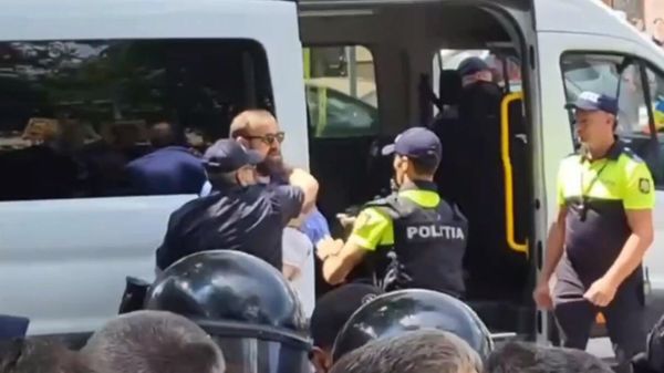 Сотрудники полиции применили физическую силу к священнику во время протеста против ЛГБТ-шествия в центре Кишинева - Sputnik Армения