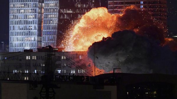 Взрыв во время иранского ракетного удара по Тель-Авиву (13 июня 2025). Израиль - Sputnik Армения