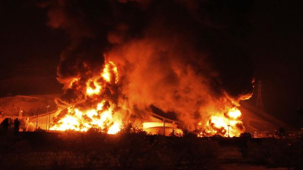 Пожар вследствие израильских авиаударов на иранском нефтехранилище (14 июня 2025). Тегеран - Sputnik Армения
