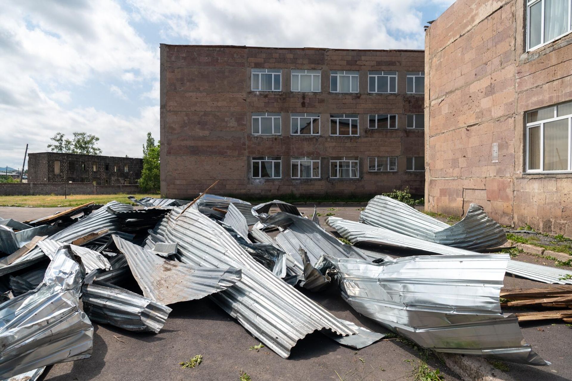 Последствия сильного ветра в Апаране Последствия сильного ветра в Апаране - Sputnik Արմենիա, 1920, 16.06.2025