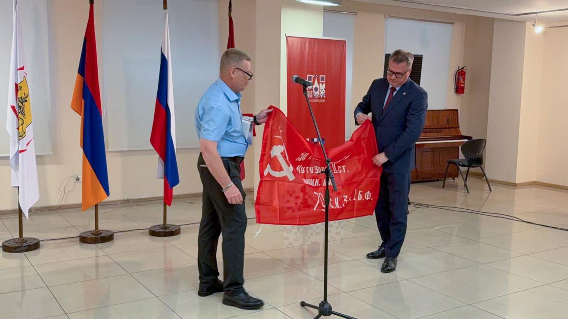 Вадим Фефилов на открытии выставки российского журналиста Война глазами фотоаппарата (16 июня 2025). Еревaн - Sputnik Армения, 1920, 17.06.2025