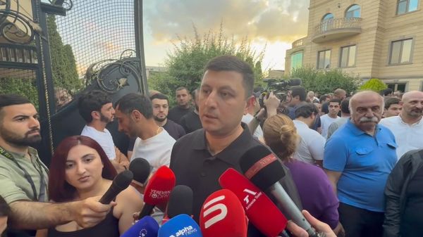 Тигран Абрамян отвечает на вопросы журналистов у дома Самвела Карапетяна (17 июня 2025). Еревaн - Sputnik Армения