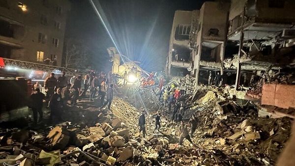 Спасатели на месте взрыва после израильской атаки в районе Нармак (15 июня 2025). Тегеран - Sputnik Армения