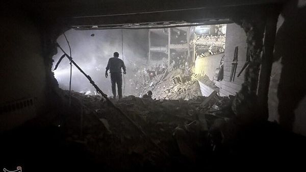 Спасатели на месте взрыва после израильской атаки в районе Нармак (15 июня 2025). Тегеран - Sputnik Армения