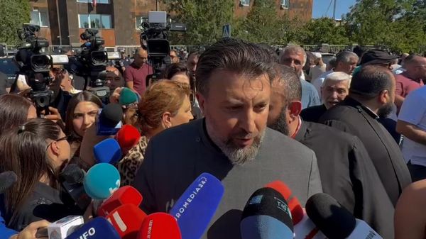Предстоятель Гугаркской епархии епископ Овнан Акопян у здания суда общей юрисдикции административных районов Аван и Нор Норк (18 июня 2025). Еревaн - Sputnik Армения