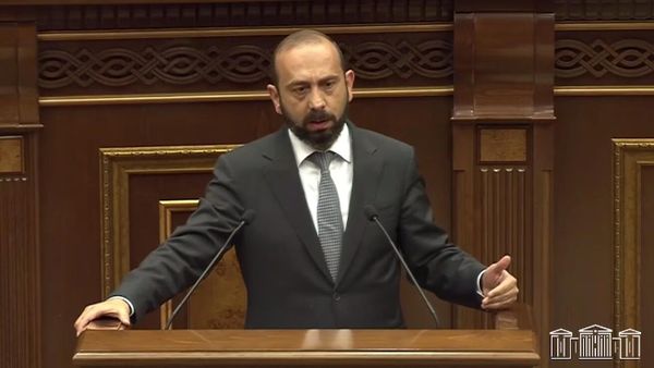 Глава МИД Арарат Мирзоян во время выступления в НС (18 июня 2025). Еревaн - Sputnik Армения