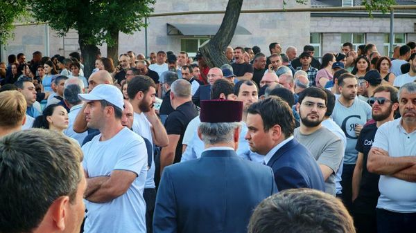 Саркис Карапетян у здания суда общей юрисдикции административных районов Аван и Нор Норк (18 июня 2025). Еревaн - Sputnik Армения