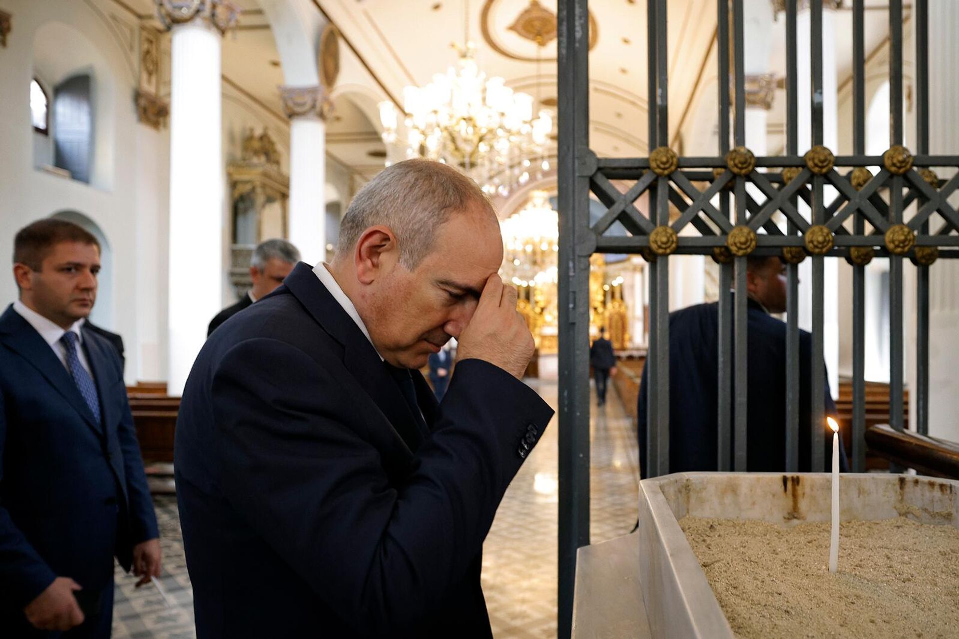 Премьер-министр Никол Пашинян посетил армянскую церковь Сурб Аствацацин (20 июня 2025). Стамбул - Sputnik Армения, 1920, 20.06.2025