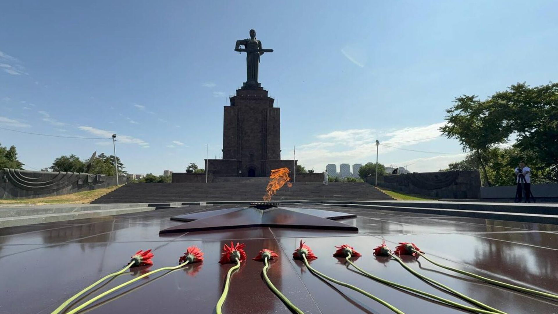 Возложение цветов к Вечному огню у памятника Мать Армения в парке Победы (22 июня 2025). Еревaн - Sputnik Արմենիա, 1920, 22.06.2025