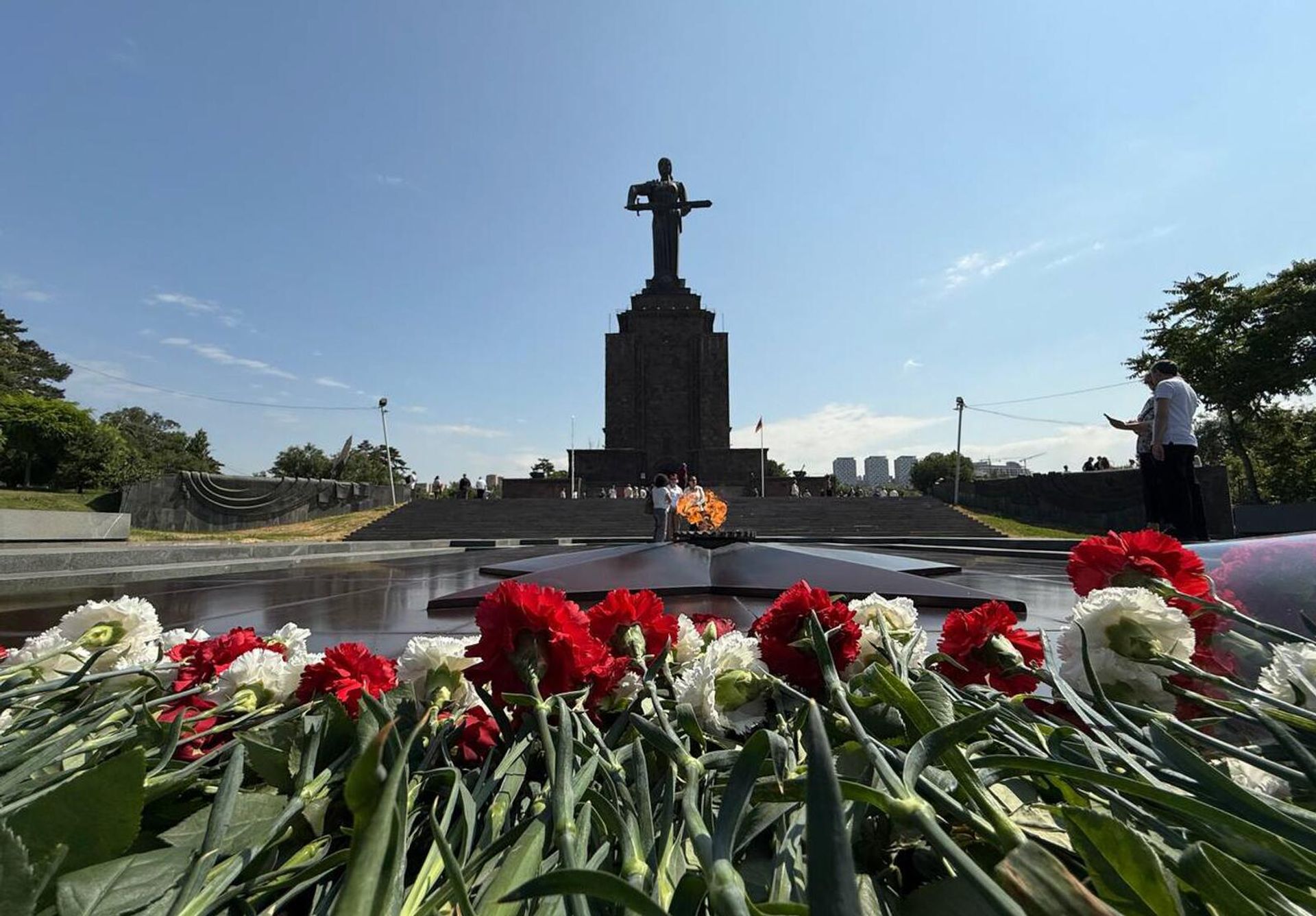 Возложение цветов к Вечному огню у памятника Мать Армения в парке Победы (22 июня 2025). Еревaн - Sputnik Արմենիա, 1920, 22.06.2025