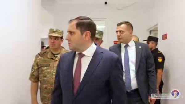 Պաշտպանության նախարար Սուրեն Պապիկյանն այցելել է ՊՆ կենտրոնական հավաքակայան - Sputnik Արմենիա