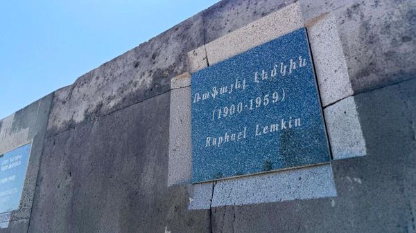 Торжественная церемония закладки земли с могилы Рафаэля Лемкина в Мемориальную стену в Цицернакаберде и открытие памятного камня в знак признания его большого вклада в признание и предотвращение геноцидов (24 июня 2025). Еревaн - Sputnik Армения
