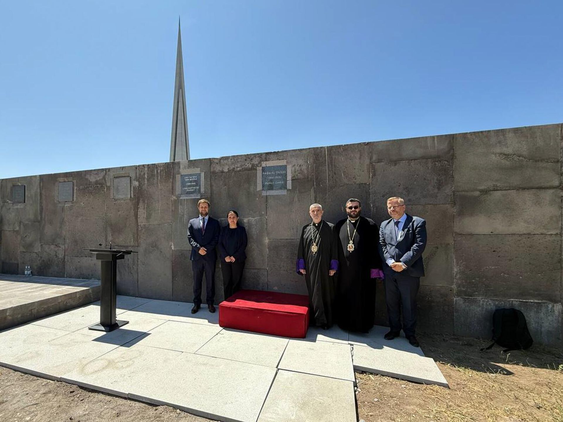 Торжественная церемония закладки земли с могилы Рафаэля Лемкина в Мемориальную стену в Цицернакаберде и открытие памятного камня в знак признания его большого вклада в признание и предотвращение геноцидов (24 июня 2025). Еревaн - Sputnik Армения, 1920, 24.06.2025