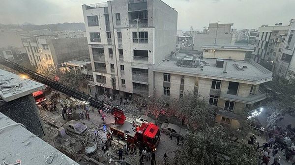 Спасатели на месте взрыва после израильской атаки в Тегеране (13 июня 2025). Иран - Sputnik Армения