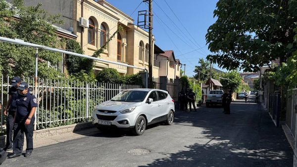 Полиция у дома Баграта Галстаняна (25 июня 2025). Еревaн - Sputnik Армения