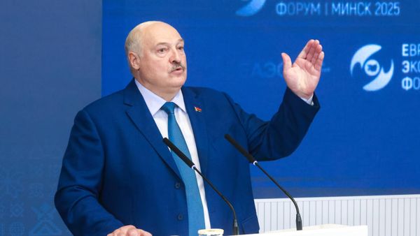 Президент Беларуси Александр Лукашенко принимает участие в пленарном заседании IV Евразийского экономического форума (26 июня 2025). Минск - Sputnik Армения