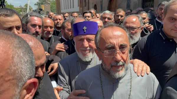 Католикос Гарегин II и предстоятель Ширакской епархии архиепископ Микаел Аджапахян (27 июня 2025). Эчмиадзин - Sputnik Армения