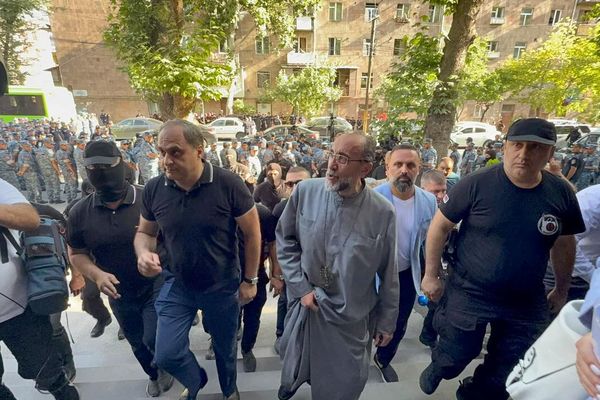 Предстоятель Ширакской епархии архиепископ Микаел Аджапахян прибыл в Следственный комитет (27 июня 2025). Еревaн - Sputnik Армения